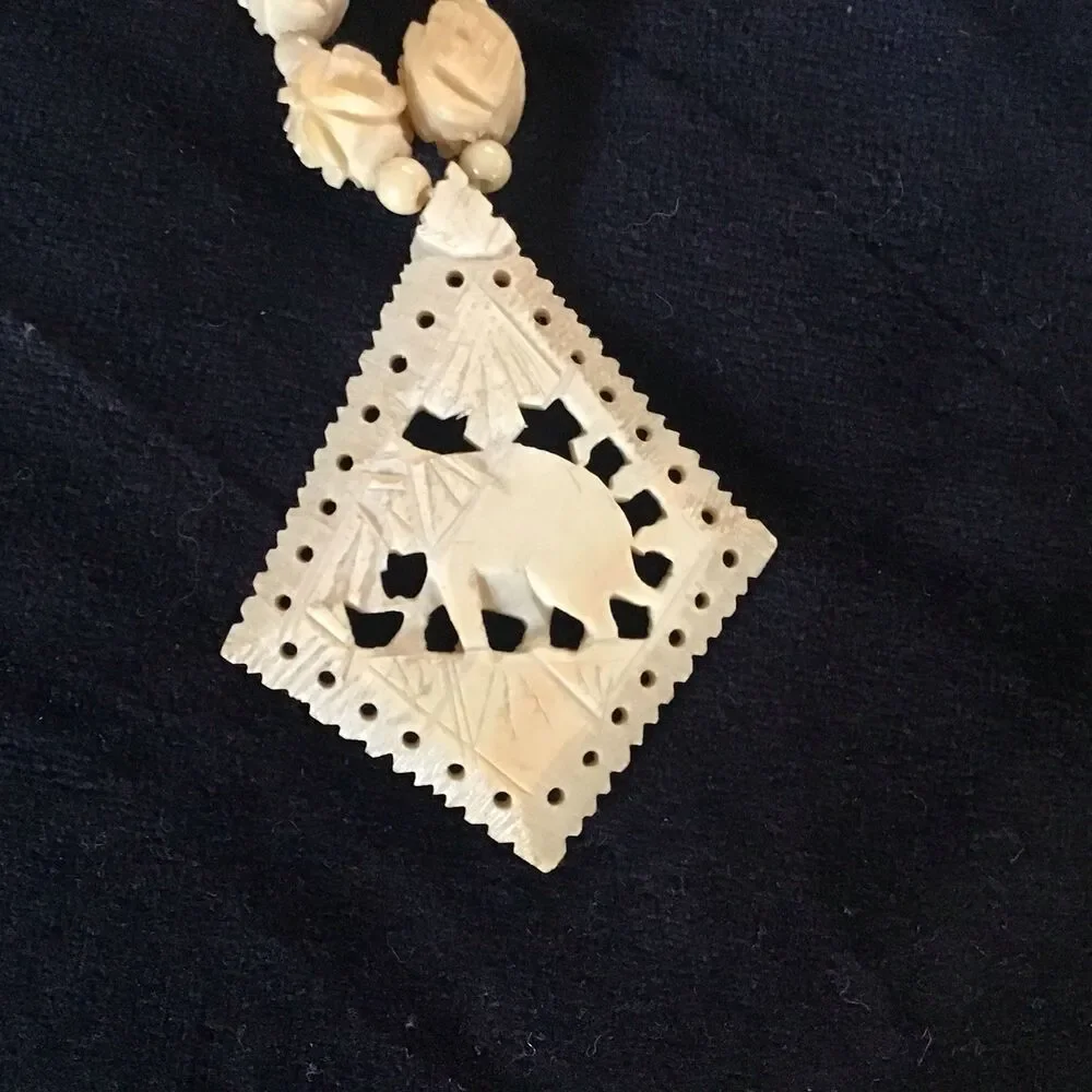 Vintage Ivory Tone Plastic Souvenir Necklace Elephant Pendant 17” Barrel Clasp